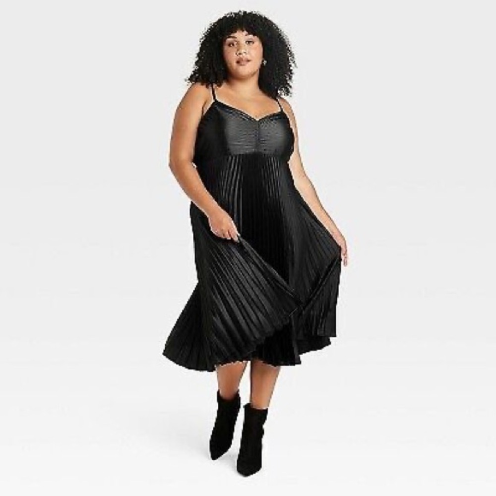 NWOT AVA & VIV satin pleated dress - Black